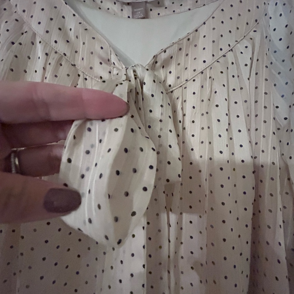 So pretty ..Roz & Ali warm cream color and black dots Blouse! - Picture 3 of 7
